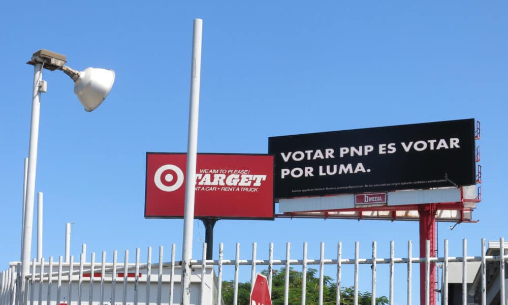 Fotografía del 25 de septiembre de 2024 donde se muestra un cartel del Partido Nuevo Progresista (PNP) en una calle de San Juan (Puerto Rico). EFE/ Esther Alaejos