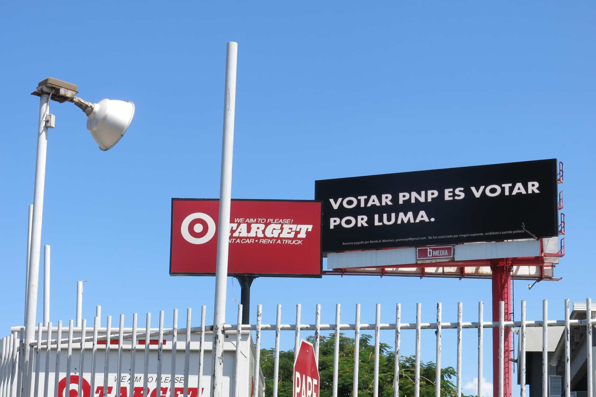 Fotografía del 25 de septiembre de 2024 donde se muestra un cartel del Partido Nuevo Progresista (PNP) en una calle de San Juan (Puerto Rico). EFE/ Esther Alaejos