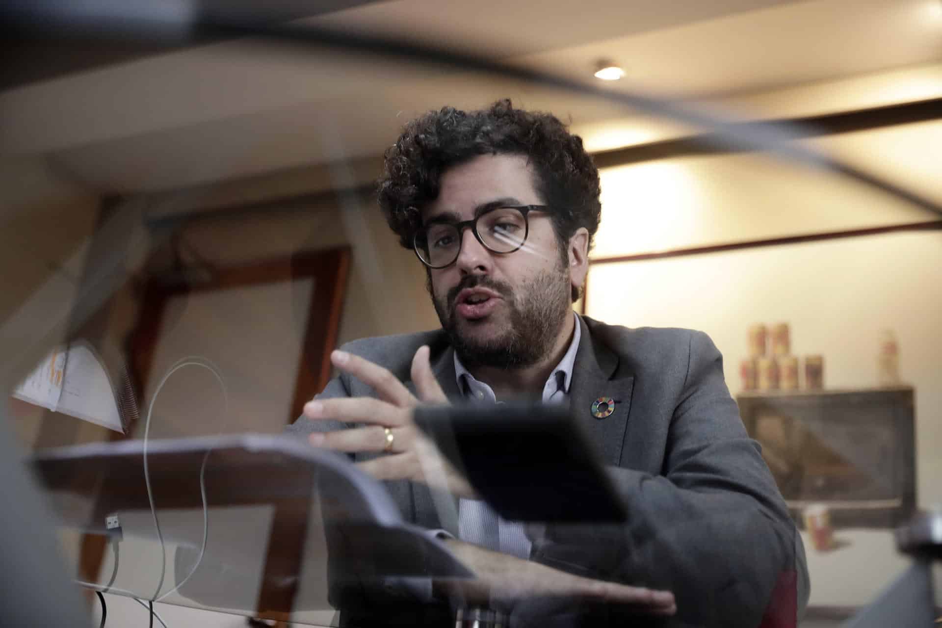 El director de la Agencia Española de Cooperación Internacional para el Desarrollo (AECID), Antón Leis, habla durante una entrevista con EFE, este martes en San José (Costa Rica).EFE/ Jeffrey Arguedas