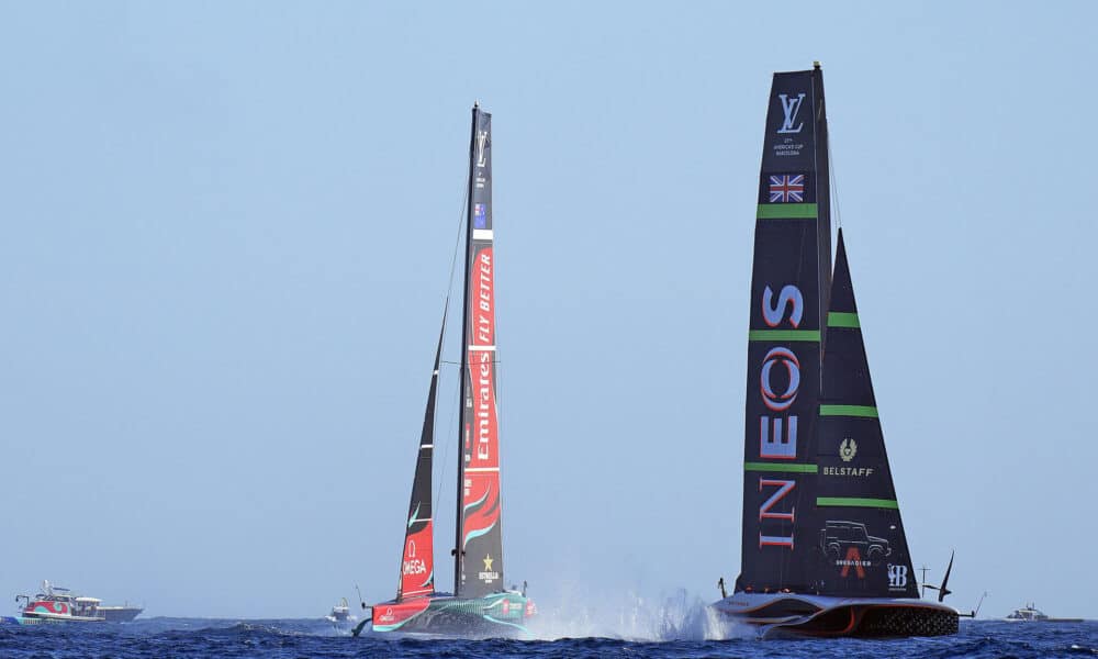 El velero defensor del título de la Copa del América, el Emirates Team New Zealand (i), navega junto al equipo desafiante, el INEOS Britannia (d), durante la cuarta jornada del enfrentamiento final en las aguas de Barcelona. EFE/Siu Wu