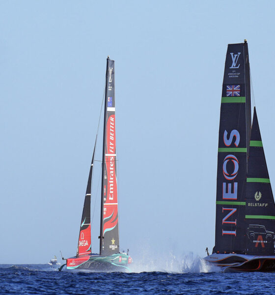 El velero defensor del título de la Copa del América, el Emirates Team New Zealand (i), navega junto al equipo desafiante, el INEOS Britannia (d), durante la cuarta jornada del enfrentamiento final en las aguas de Barcelona. EFE/Siu Wu