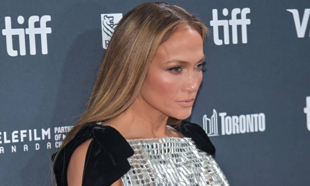 Fotografía de archivo de la actriz y cantante Jennifer Lopez mientras llega a la proyección de la película 'Unstoppable' durante el 49º Festival Internacional de Cine de Toronto (TIFF), en Toronto, Canadá, el 6 de septiembre de 2024. EFE/EPA/Eduardo Lima