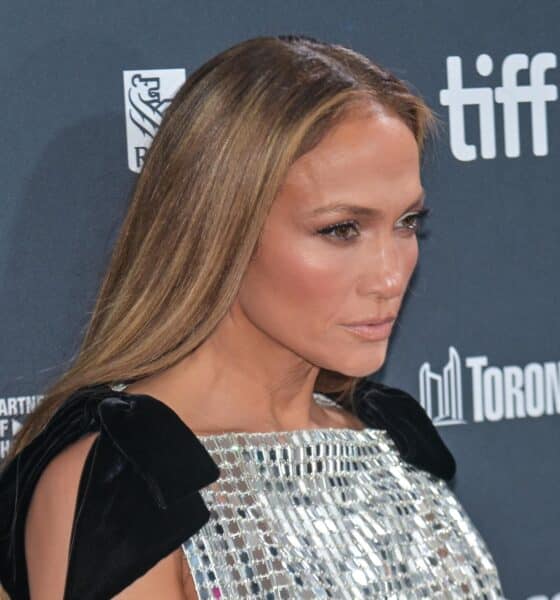 Fotografía de archivo de la actriz y cantante Jennifer Lopez mientras llega a la proyección de la película 'Unstoppable' durante el 49º Festival Internacional de Cine de Toronto (TIFF), en Toronto, Canadá, el 6 de septiembre de 2024. EFE/EPA/Eduardo Lima