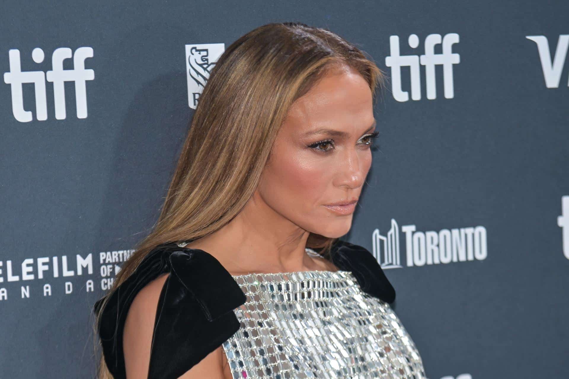 Fotografía de archivo de la actriz y cantante Jennifer Lopez mientras llega a la proyección de la película 'Unstoppable' durante el 49º Festival Internacional de Cine de Toronto (TIFF), en Toronto, Canadá, el 6 de septiembre de 2024. EFE/EPA/Eduardo Lima