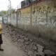 Fotografía de archivo en donde se ve a una mujer que camina por las calles de la comunidad Santa Marta, en Cabañas (El Salvador). EFE/ Rodrigo Sura