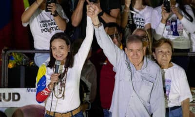 Imagen de archivo de la líder opositora venezolana, María Corina Machado (i), y el presidente de Venezuela, Edmundo González Urrutia (c), saludan a simpatizantes en el cierre de campaña de González Urrutia. EFE/ Ronald Peña R.