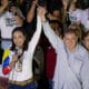 Imagen de archivo de la líder opositora venezolana, María Corina Machado (i), y el presidente de Venezuela, Edmundo González Urrutia (c), saludan a simpatizantes en el cierre de campaña de González Urrutia. EFE/ Ronald Peña R.