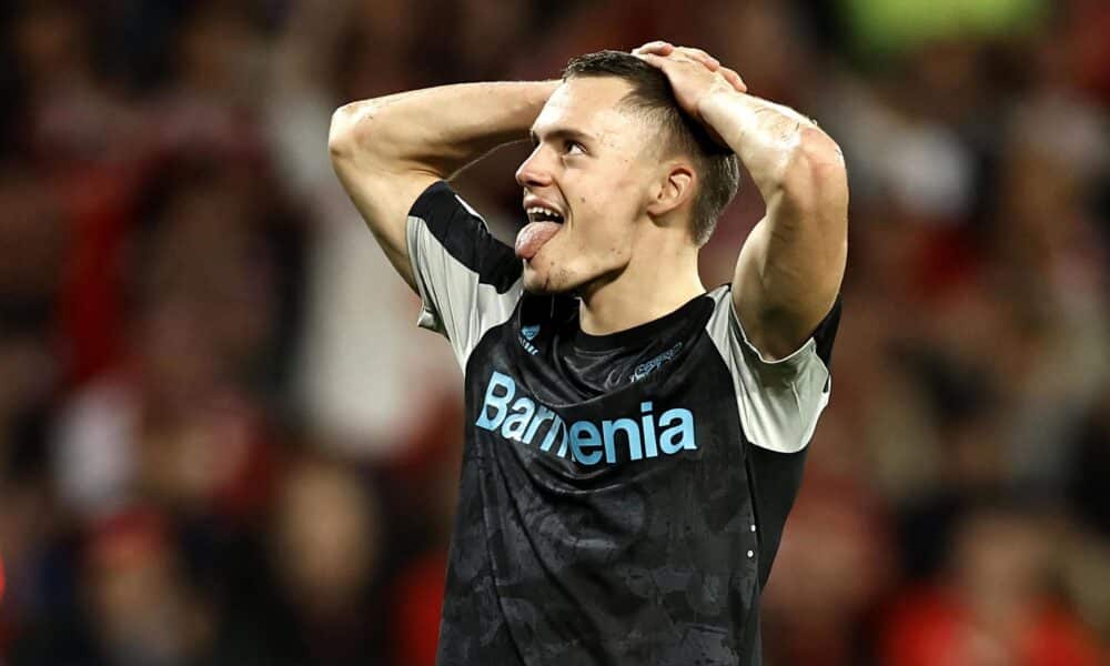 Florian Wirtz, del Leverkusen, se lleva las manos a la cabeza durante el partido de fútbol de la Liga de Campeones de la UEFA entre el Stade Brestois 29 y el Bayer 04 Leverkusen, en Guingamp, Francia, 23 de octubre de 2024. (Liga de Campeones, Francia). EFE/EPA/YOAN VALAT