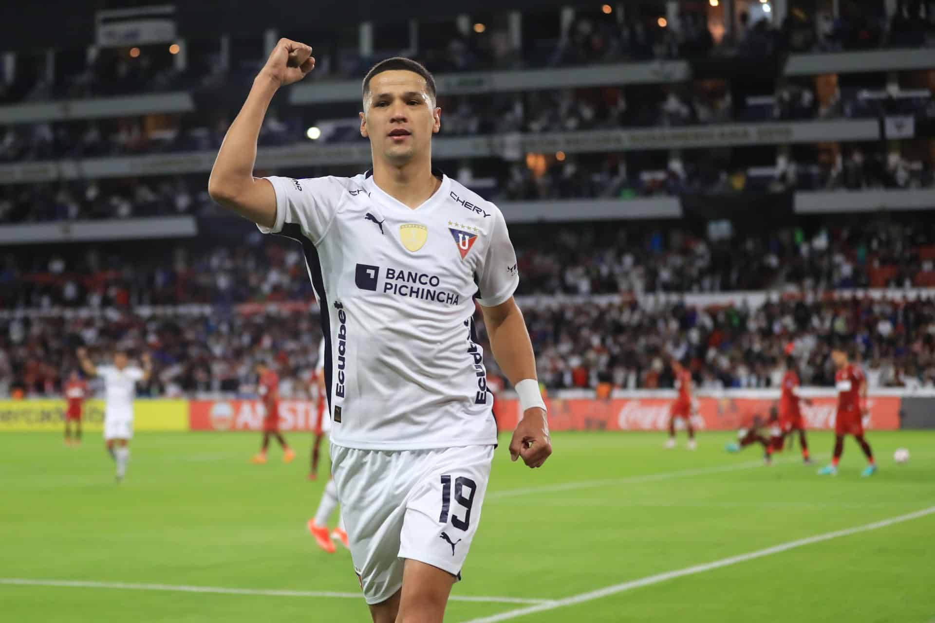 Alex Arce de LDU celebra un gol en una imagen de archivo. EFE/ José Jácome