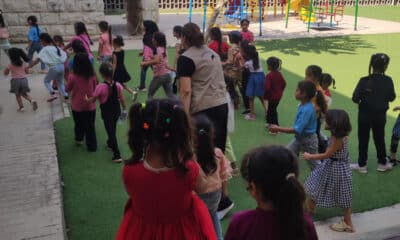 Un grupo de niñas participa en una actividad lúdica organizada por el Proyecto Fratelli en Rmayleh, en el sur del Líbano, el 14 de octubre de 2024. En este centro, ubicado a pocos kilómetros de la ciudad meridional de Sidón, dos religiosos españoles y sus compañeros del Proyecto Fratelli han dado un giro a sus labores de ayuda habituales después de que llegaran a la zona unos 90.000 desplazados por los ataques israelíes contra el Líbano. EFE/Noemí Jabois