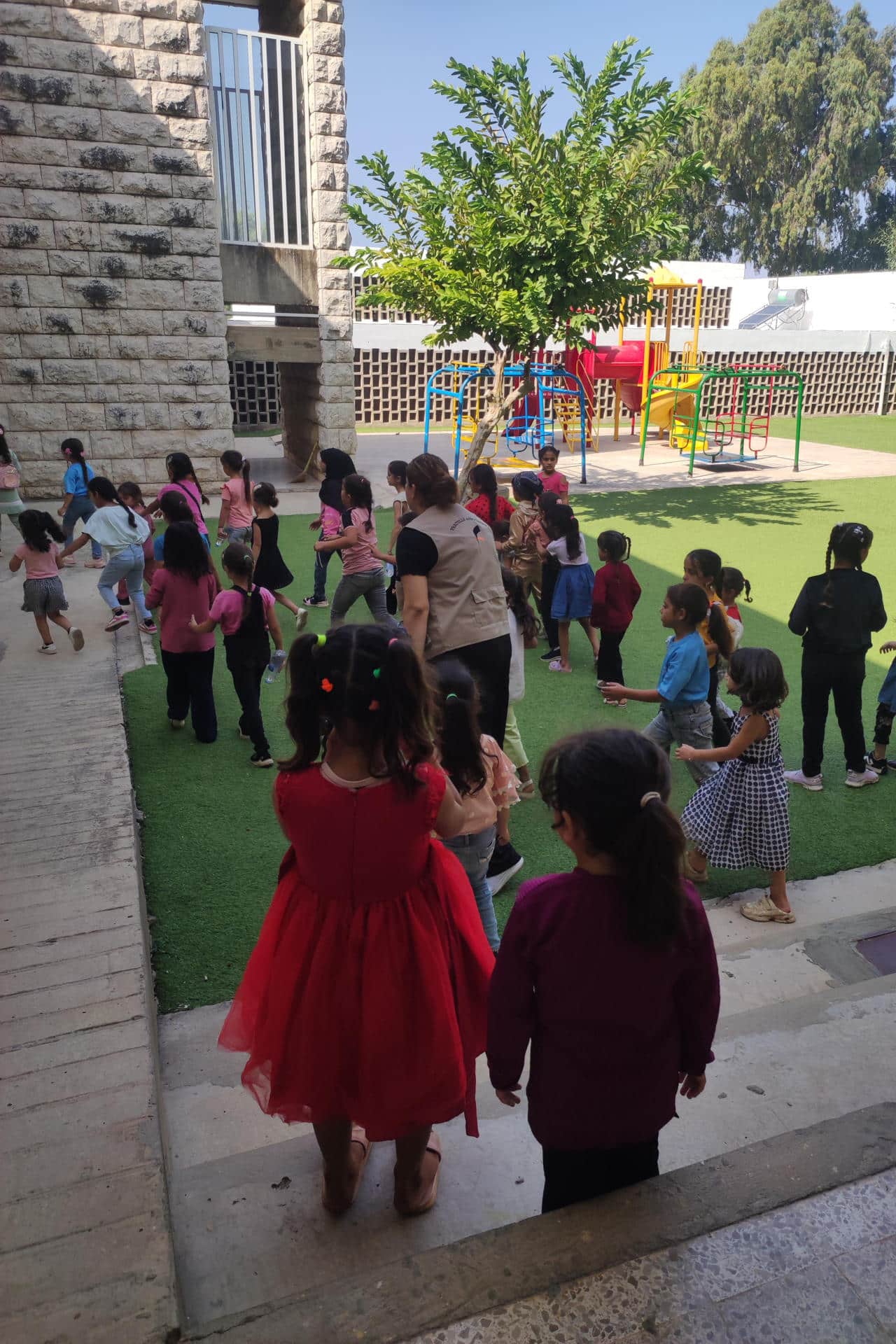 Un grupo de niñas participa en una actividad lúdica organizada por el Proyecto Fratelli en Rmayleh, en el sur del Líbano, el 14 de octubre de 2024. En este centro, ubicado a pocos kilómetros de la ciudad meridional de Sidón, dos religiosos españoles y sus compañeros del Proyecto Fratelli han dado un giro a sus labores de ayuda habituales después de que llegaran a la zona unos 90.000 desplazados por los ataques israelíes contra el Líbano. EFE/Noemí Jabois