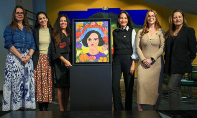 Ana Fernández (c-i), posa junto a las ministras de Cultura y Patrimonio, Romina Muñoz (c-d); de la Mujer y Derechos Humanos, Arianna Tanca (2-d), e Ileana Procel (i), nieta de Hidalgo, mientras muestra el retrato de Matilde Hidalgo, primera mujer en ejercer el voto en América Latina, este 16 de octubre de 2024, en Quito (Ecuador). EFE/ José Jácome