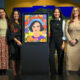 Ana Fernández (c-i), posa junto a las ministras de Cultura y Patrimonio, Romina Muñoz (c-d); de la Mujer y Derechos Humanos, Arianna Tanca (2-d), e Ileana Procel (i), nieta de Hidalgo, mientras muestra el retrato de Matilde Hidalgo, primera mujer en ejercer el voto en América Latina, este 16 de octubre de 2024, en Quito (Ecuador). EFE/ José Jácome