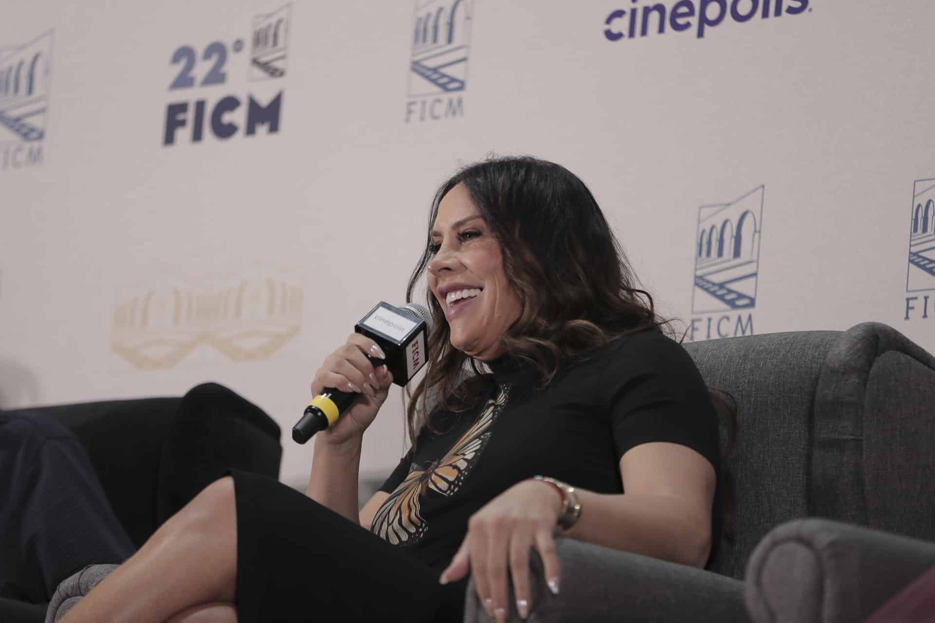 La protagonista de la película ‘Emilia Pérez’, Karla Sofía Gascón, habla durante una rueda de prensa en el Festival Internacional de Cine de Morelia (FICM), en el estado de Michoacán (México). EFE/Iván Villanueva