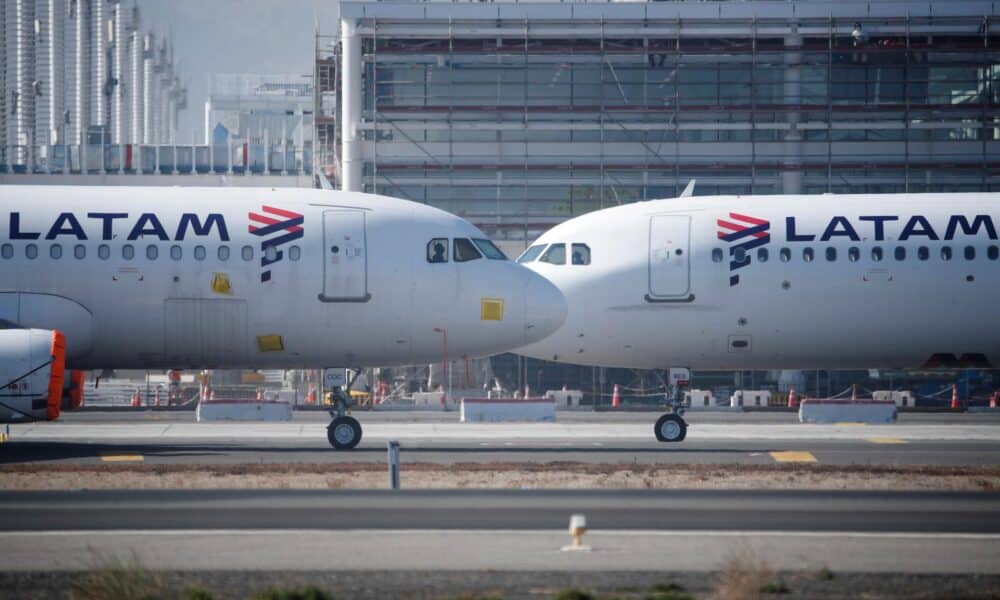 Fotografía de archivo de aviones de la aerolínea LATAM en el aeropuerto Internacional Arturo Merino Benítez de Santiago (Chile). EFE/ Alberto Valdés