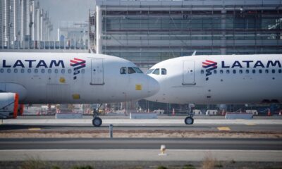 Fotografía de archivo de aviones de la aerolínea LATAM en el aeropuerto Internacional Arturo Merino Benítez de Santiago (Chile). EFE/ Alberto Valdés