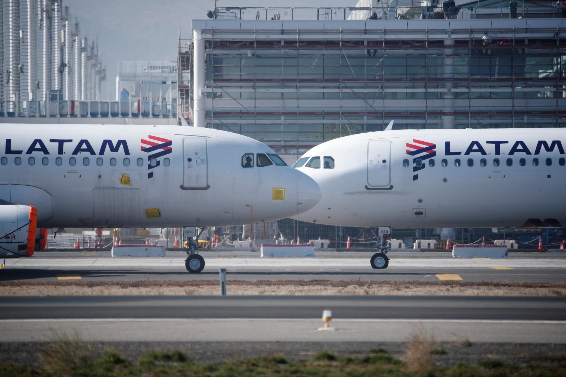 Fotografía de archivo de aviones de la aerolínea LATAM en el aeropuerto Internacional Arturo Merino Benítez de Santiago (Chile). EFE/ Alberto Valdés