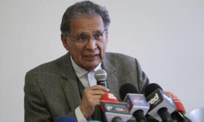 El jefe negociador del Gobierno colombiano, Camilo González, habla durante una rueda de prensa este viernes, en Bogotá (Colombia). El Gobierno colombiano y los frentes escindidos del Estado Mayor Central (EMC), la mayor disidencia de las FARC, cerraron este viernes el VI ciclo de diálogos de paz en un periodo en el que esperan que el cese al fuego bilateral extendido por otros seis meses permita avanzar en la participación ciudadana y en las transformaciones en tres zonas priorizadas del país. EFE/ Carlos Ortega