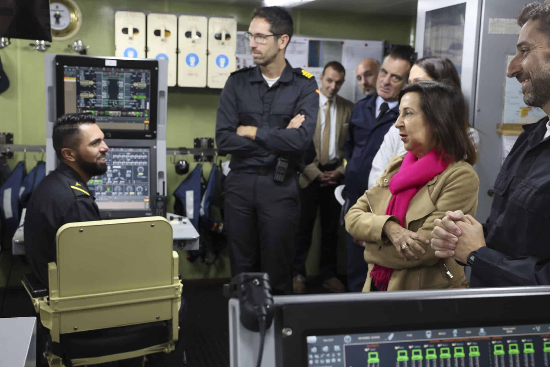 La ministra de Defensa española, Margarita Robles, visita a los buques integrados en la SNMG-2 BAC Cantabria y la fragata Cristóbal Colón. Robles visitó este miércoles las dotaciones en el sur de Italia integradas en la fuerza naval de la OTAN en el Mediterráneo y agradeció al contingente su "compromiso con la paz" en estos momentos "muy difíciles" para el mundo. EFE/ MºDefensa/Rubén Somonte /SOLO USO EDITORIAL/SOLO DISPONIBLE PARA ILUSTRAR LA NOTICIA QUE ACOMPAÑA (CRÉDITO OBLIGATORIO)