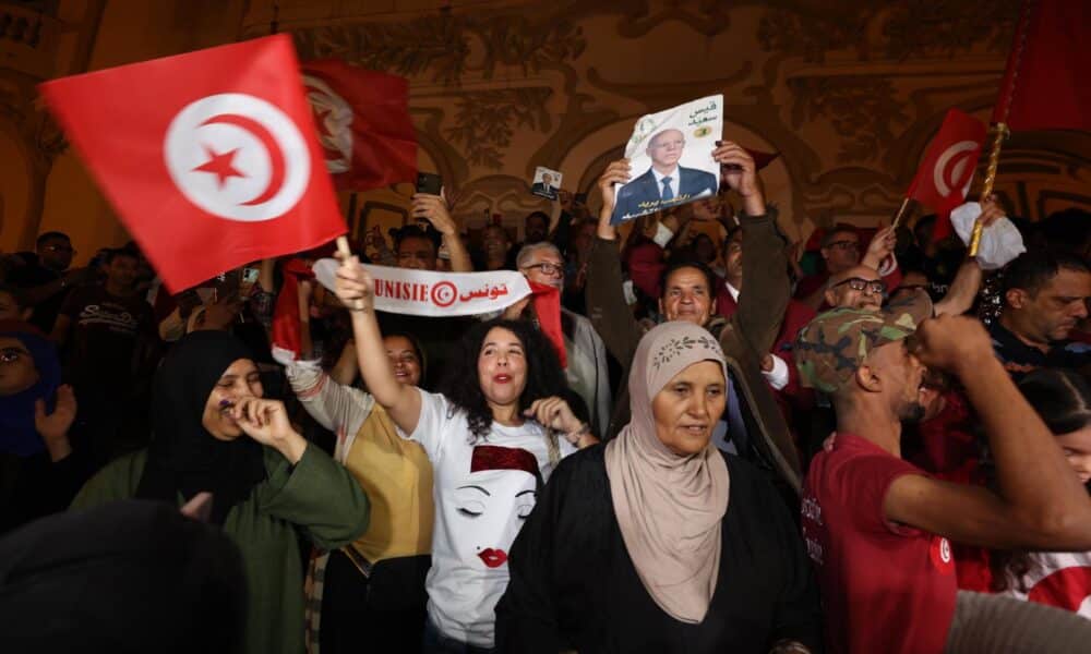 Simpatizantes del candidato presidencial tunecino Kais Saied celebran después de los resultados no oficiales de las elecciones presidenciales tunecinas en la capital, Túnez, el 6 de octubre de 2024.EFE/EPA/Mohamed Messara