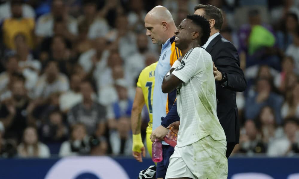 El delantero brasileño del Real Madrid Vinicius Jr. se duele de un hombro durante el partido de la jornada 9 de Liga que disputaron Real Madrid y Villarreal CF en el estadio Santiago Bernabéu. EFE/ZIPI ARAGÓN