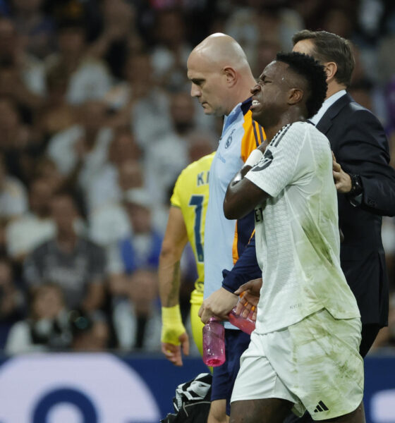 El delantero brasileño del Real Madrid Vinicius Jr. se duele de un hombro durante el partido de la jornada 9 de Liga que disputaron Real Madrid y Villarreal CF en el estadio Santiago Bernabéu. EFE/ZIPI ARAGÓN