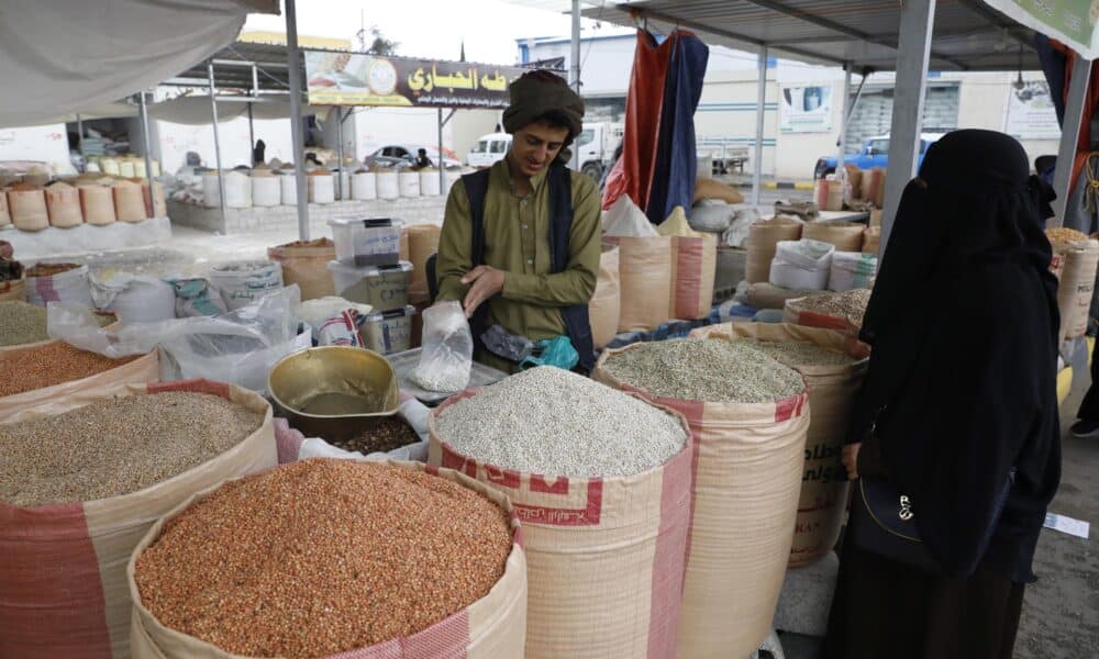 Fotografía de archivo en la que una mujer compra cereales en un mercado en Yemen. EFE/YAHYA ARHAB