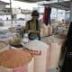 Fotografía de archivo en la que una mujer compra cereales en un mercado en Yemen. EFE/YAHYA ARHAB