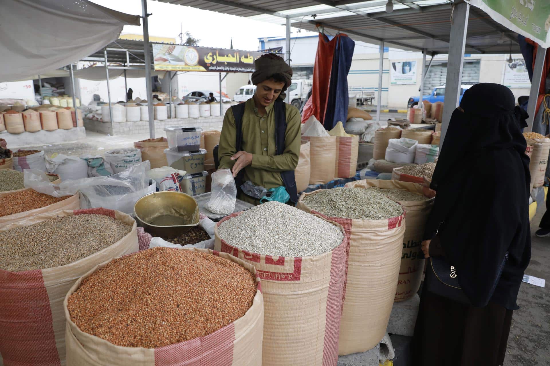 Fotografía de archivo en la que una mujer compra cereales en un mercado en Yemen. EFE/YAHYA ARHAB