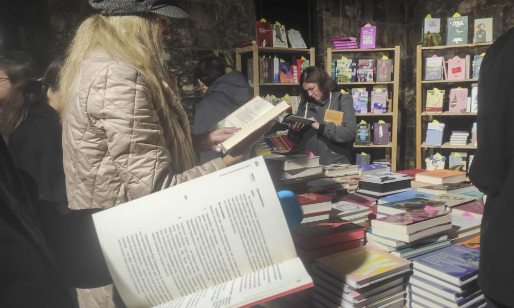 LEÓPOLIS (UCRANIA), 10/10/2024.-El festival literario Boof Forum presentó algunos libros de autores ucranianos, muchos de ellos escritos por soldados en servicio, mientras que autores tanto extranjeros como ucranianos analizaron cómo acercar la experiencia de la guerra al público extranjero. Varios grandes festivales de teatro, escultura y literatura en la ciudad oriental de Leópolis ayudan a los ucranianos a procesar su experiencia de la guerra a través del arte y a expresar su rebeldía ante los ataques rusos.-EFE/ Rostyslav Averchuk