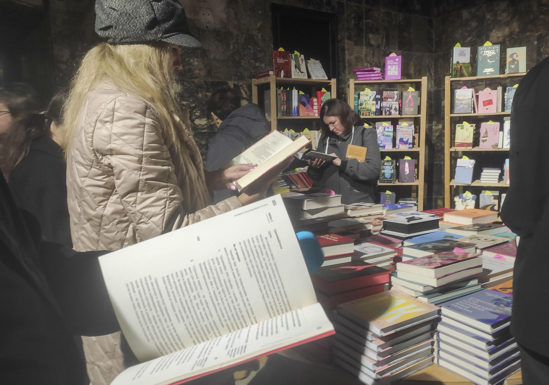 LEÓPOLIS (UCRANIA), 10/10/2024.-El festival literario Boof Forum presentó algunos libros de autores ucranianos, muchos de ellos escritos por soldados en servicio, mientras que autores tanto extranjeros como ucranianos analizaron cómo acercar la experiencia de la guerra al público extranjero. Varios grandes festivales de teatro, escultura y literatura en la ciudad oriental de Leópolis ayudan a los ucranianos a procesar su experiencia de la guerra a través del arte y a expresar su rebeldía ante los ataques rusos.-EFE/ Rostyslav Averchuk