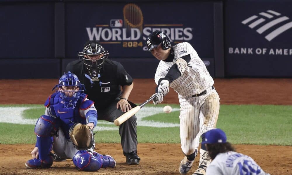 Anthony Volpe de los Yankees de Nueva York conecta un doblete durante la octava entrada del cuarto juego de la Serie Mundial de las Grandes Ligas de Béisbol (MLB). EFE/EPA/SARAH YENESEL