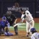 Anthony Volpe de los Yankees de Nueva York conecta un doblete durante la octava entrada del cuarto juego de la Serie Mundial de las Grandes Ligas de Béisbol (MLB). EFE/EPA/SARAH YENESEL