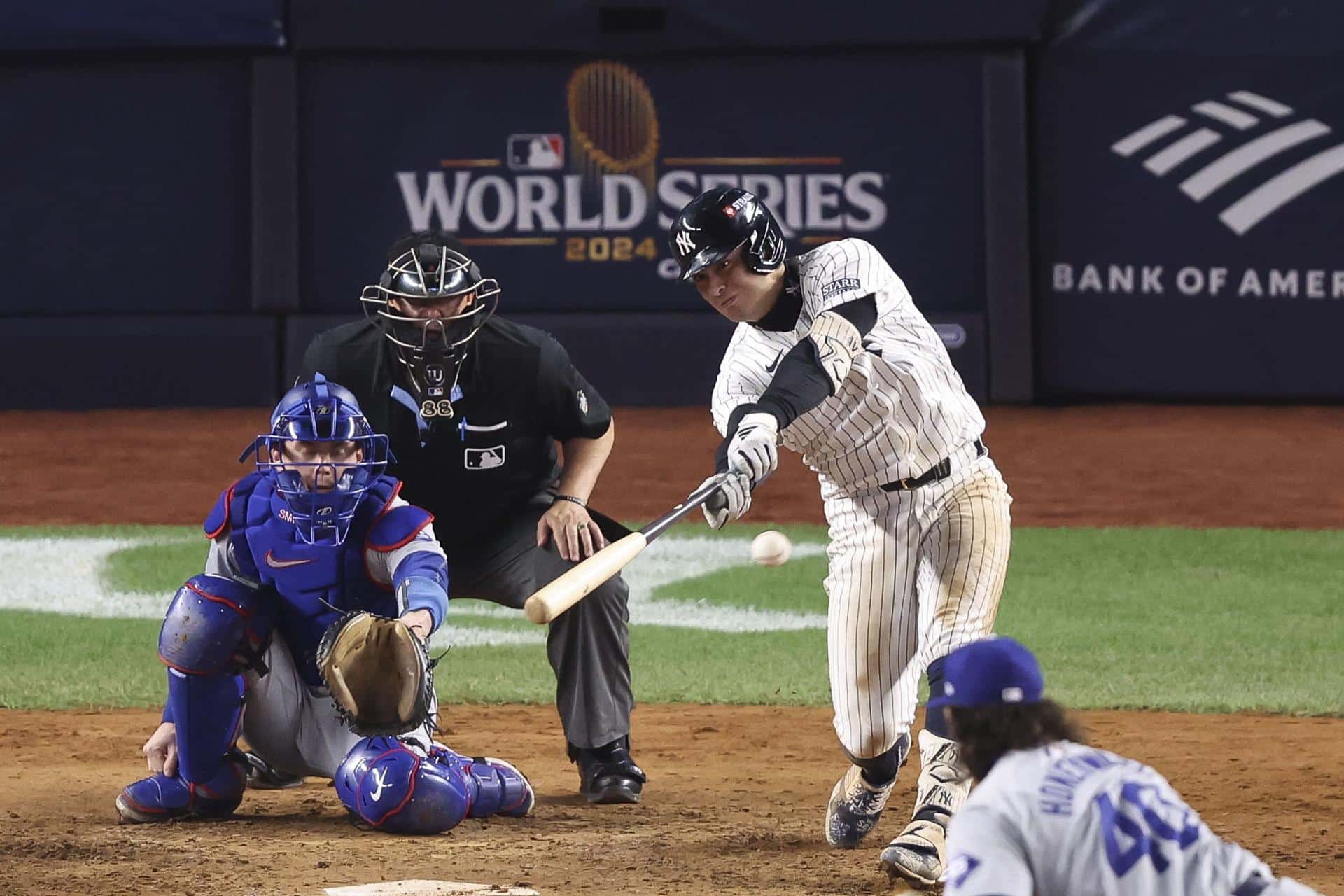 Anthony Volpe de los Yankees de Nueva York conecta un doblete durante la octava entrada del cuarto juego de la Serie Mundial de las Grandes Ligas de Béisbol (MLB). EFE/EPA/SARAH YENESEL