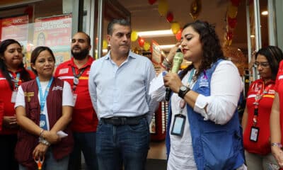 El presidente municipal, Yamil Melgar Bravo (c), participa en un acto protocolario este martes, en la ciudad de Tapachula en el estado de Chiapas (México). EFE/Juan Manuel Blanco