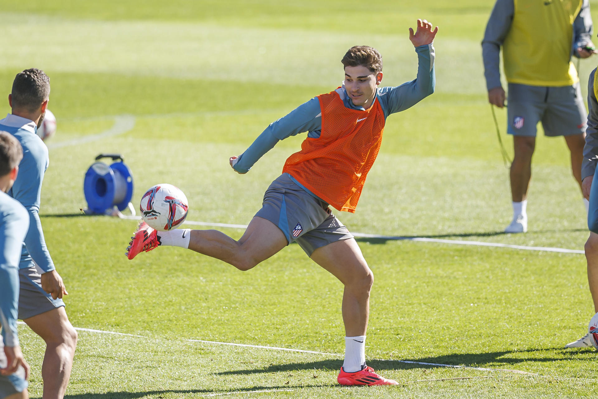 Julián Álvarez, una de las figuras de la selección de Argentina, durante en un entrenamiento con el Atlético Madrid. EFE/Rodrigo Jiménez