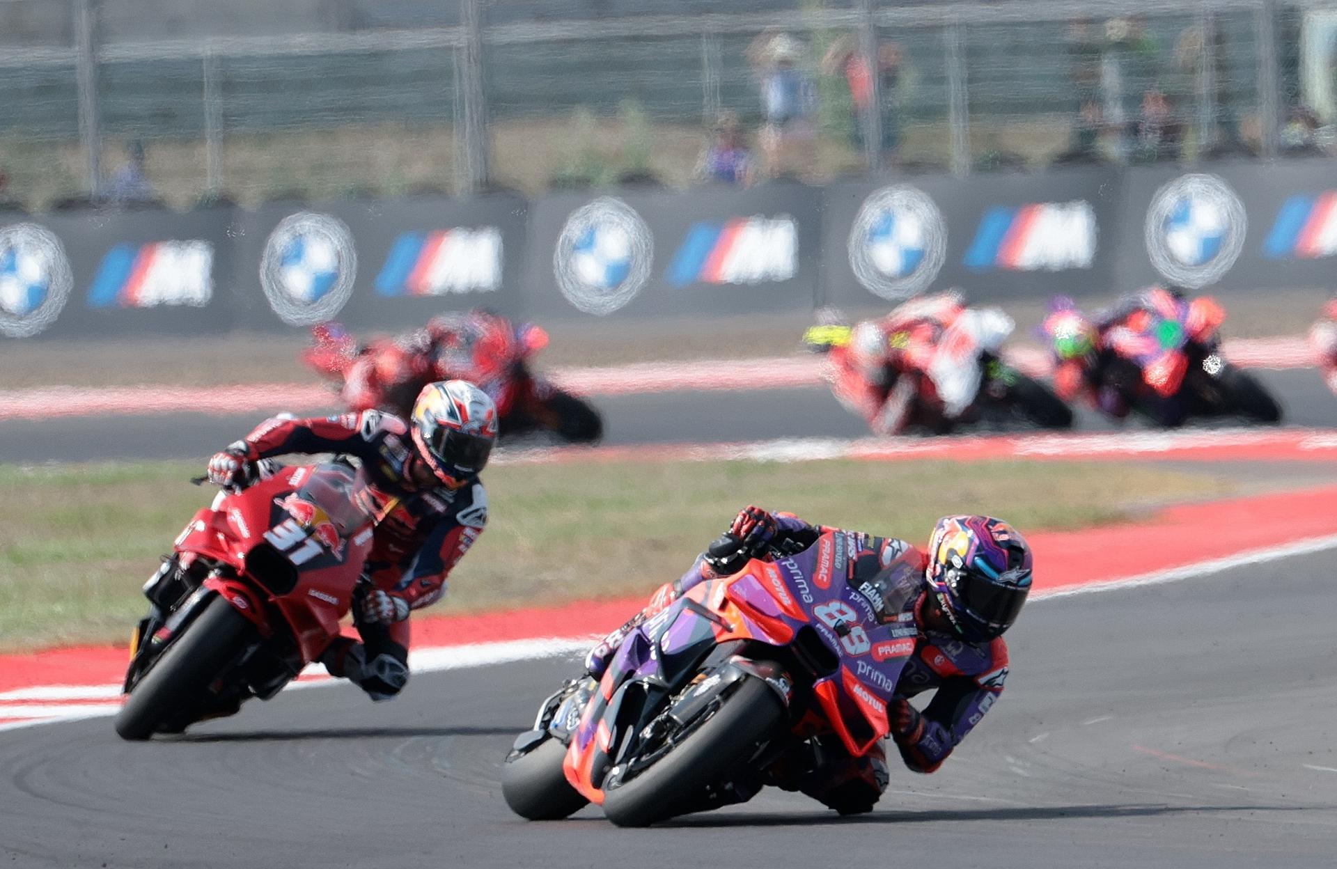 El piloto español de Prima Pramac Jorge Martín (d) en una imagen de archivo de esta temporada. EFE/EPA/ADI WEDA