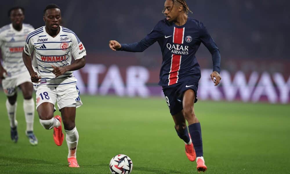 El francés Bradley Barcola (d), del PSG, defendido por Junior Mwanga, del RC Strasbourg Alsace en el partido jugado en el Parque de los Príncipes de París, Francia. EFE/EPA/CHRISTOPHE PETIT TESSON