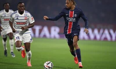 El francés Bradley Barcola (d), del PSG, defendido por Junior Mwanga, del RC Strasbourg Alsace en el partido jugado en el Parque de los Príncipes de París, Francia. EFE/EPA/CHRISTOPHE PETIT TESSON