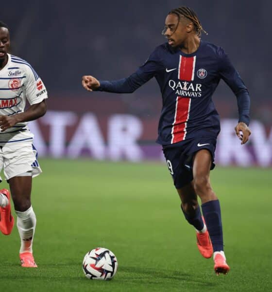 El francés Bradley Barcola (d), del PSG, defendido por Junior Mwanga, del RC Strasbourg Alsace en el partido jugado en el Parque de los Príncipes de París, Francia. EFE/EPA/CHRISTOPHE PETIT TESSON