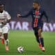 El francés Bradley Barcola (d), del PSG, defendido por Junior Mwanga, del RC Strasbourg Alsace en el partido jugado en el Parque de los Príncipes de París, Francia. EFE/EPA/CHRISTOPHE PETIT TESSON