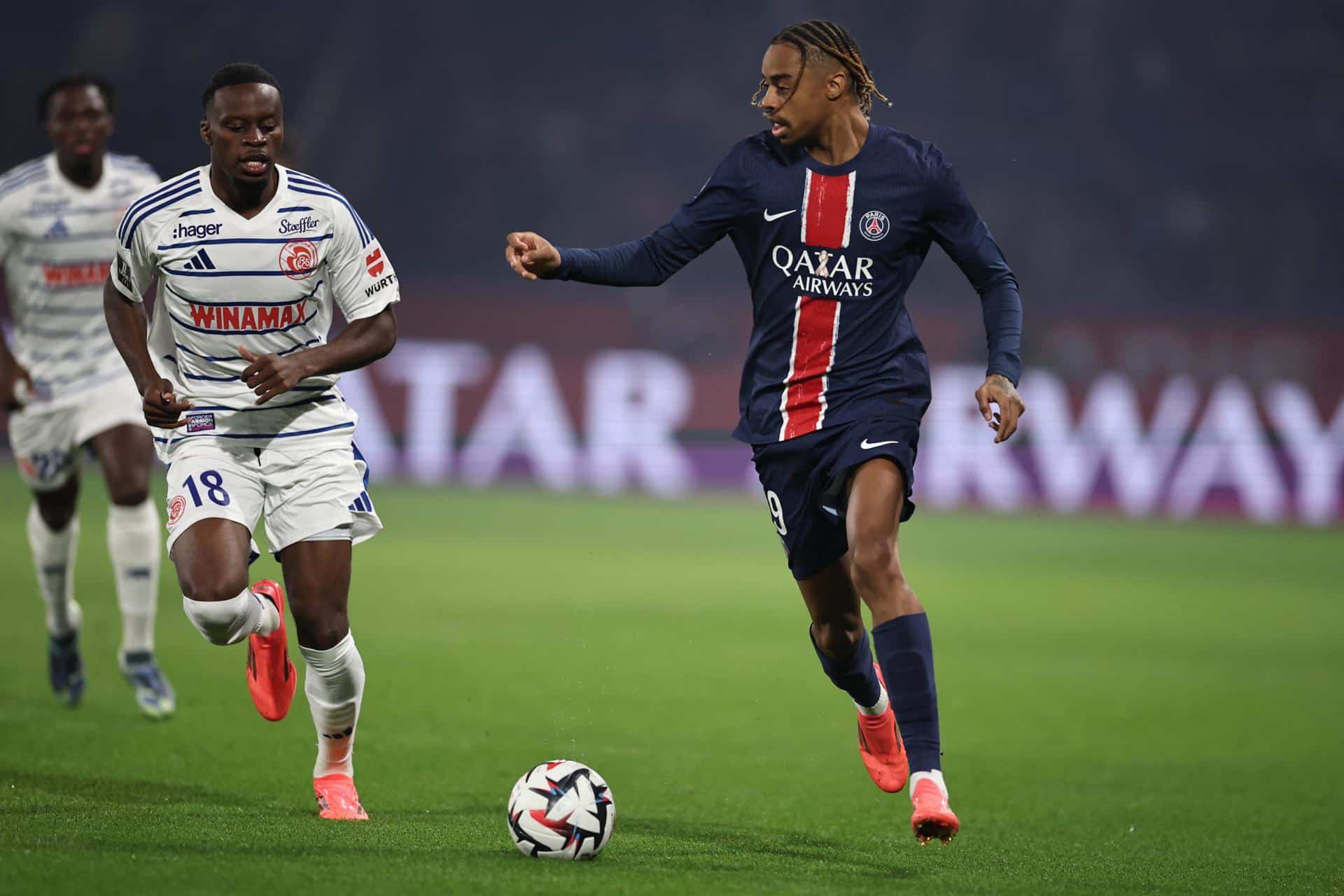 El francés Bradley Barcola (d), del PSG, defendido por Junior Mwanga, del RC Strasbourg Alsace en el partido jugado en el Parque de los Príncipes de París, Francia. EFE/EPA/CHRISTOPHE PETIT TESSON