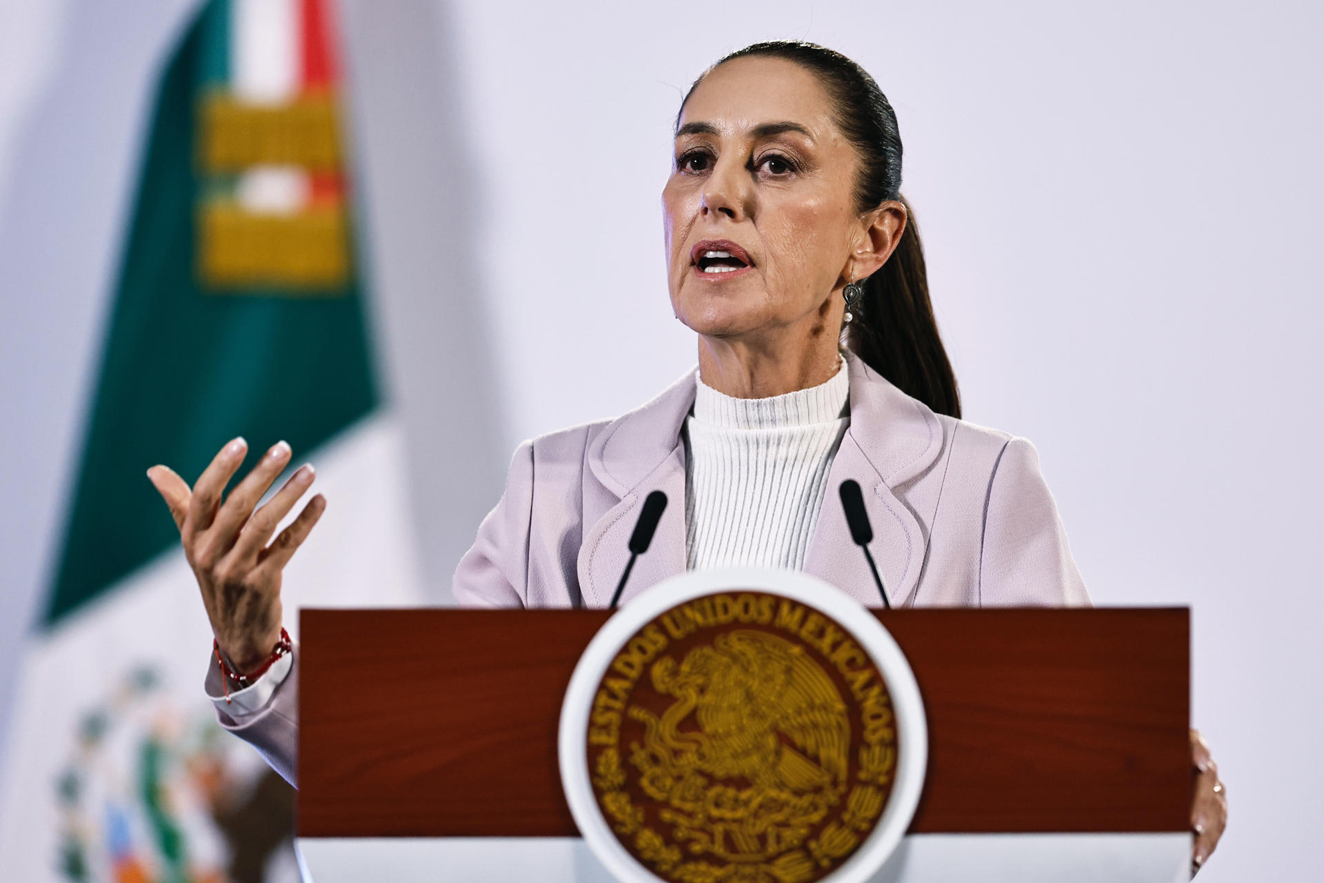 La presidenta de México Claudia Sheinbaum, habla este viernes durante su conferencia de prensa matutina en Palacio Nacional, en la Ciudad de México (México). EFE/ Sáshenka Gutiérrez