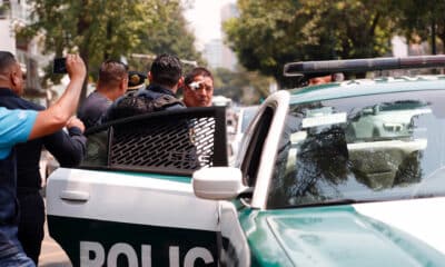 Imagen de archivo de policías de la capital mexicana que custodian a un delincuente a un vehículo oficial al exterior de las oficinas administrativas de la embajada de España, en Ciudad de México (México). EFE/ Sáshenka Gutiérrez