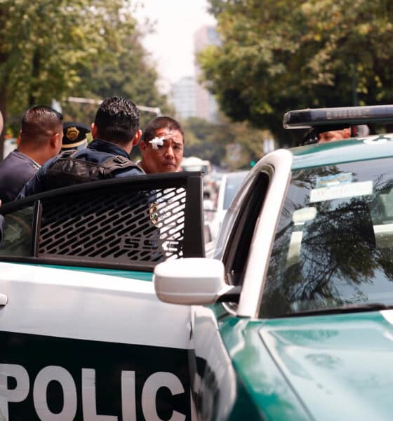 Imagen de archivo de policías de la capital mexicana que custodian a un delincuente a un vehículo oficial al exterior de las oficinas administrativas de la embajada de España, en Ciudad de México (México). EFE/ Sáshenka Gutiérrez