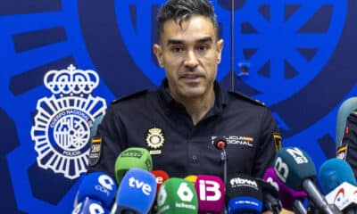 El inspector jefe del grupo de Homicidios de la Brigada Provincial de Policía en Baleares, Ángel Ruiz, durante la rueda de prensa ofrecida este jueves en Palma para informar sobre la desaparición de la joven de 24 años Agostina Rubini, en paradero desconocido desde la noche del 2 de octubre en Palma tras salir con unos amigos y beber alcohol, se metió de manera voluntaria en un contenedor de residuos, perdió el conocimiento y se la llevó el camión de basura hasta la planta de tratamiento de Son Reus, donde continúan buscando su cuerpo. EFE/CATI CLADERA