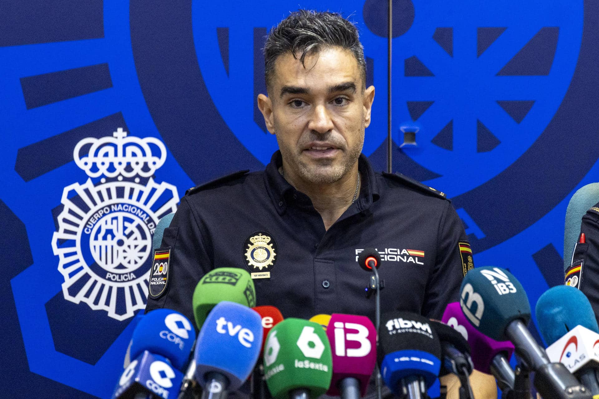 El inspector jefe del grupo de Homicidios de la Brigada Provincial de Policía en Baleares, Ángel Ruiz, durante la rueda de prensa ofrecida este jueves en Palma para informar sobre la desaparición de la joven de 24 años Agostina Rubini, en paradero desconocido desde la noche del 2 de octubre en Palma tras salir con unos amigos y beber alcohol, se metió de manera voluntaria en un contenedor de residuos, perdió el conocimiento y se la llevó el camión de basura hasta la planta de tratamiento de Son Reus, donde continúan buscando su cuerpo. EFE/CATI CLADERA