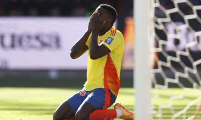 Jhon Córdoba de Colombia se lamenta al fallar un gol en un partido de las eliminatorias sudamericanas para el Mundial de 2026. EFE/ Luis Gandarillas