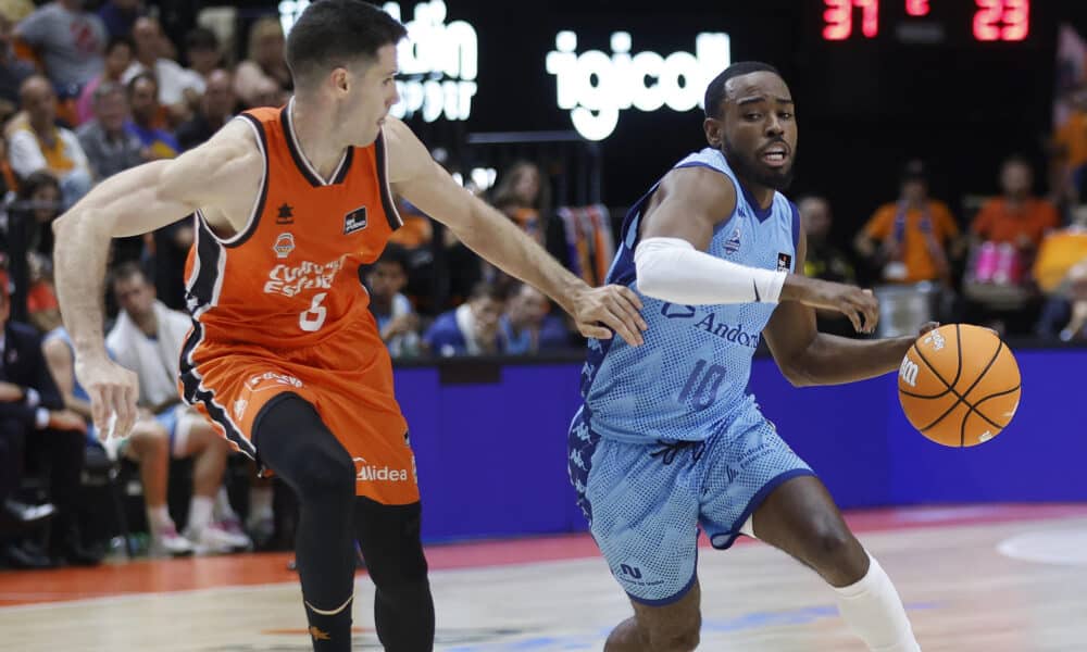 El jugador del Valencia Basket Xabier Lopez-Arostegui (i) ante el base estadounidense Jerrick Harding del Andorra, durante un partido de baloncesto correspondiente a la J4 de la Liga Endesa disputado, hoy domingo en el pabellón de la Fuente de San Luis, entre Valencia Basket y Morabanc Andorra. EFE/ Miguel Ángel Polo