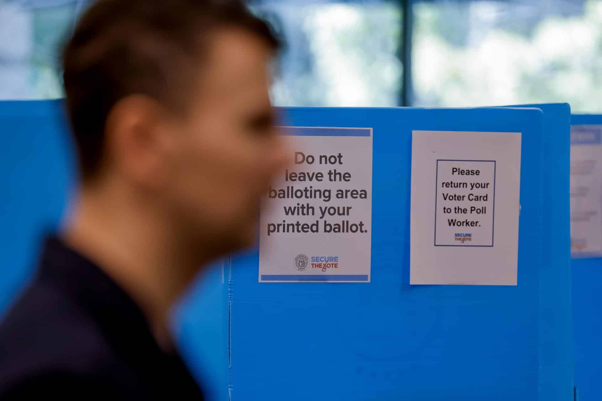 Fotografía de archivo del 16 de octubre de 2024 en donde se ven votantes que emiten sus votos durante la votación anticipada en Georgia para las elecciones presidenciales de EE. UU. EFE/ERIK S. MENOR